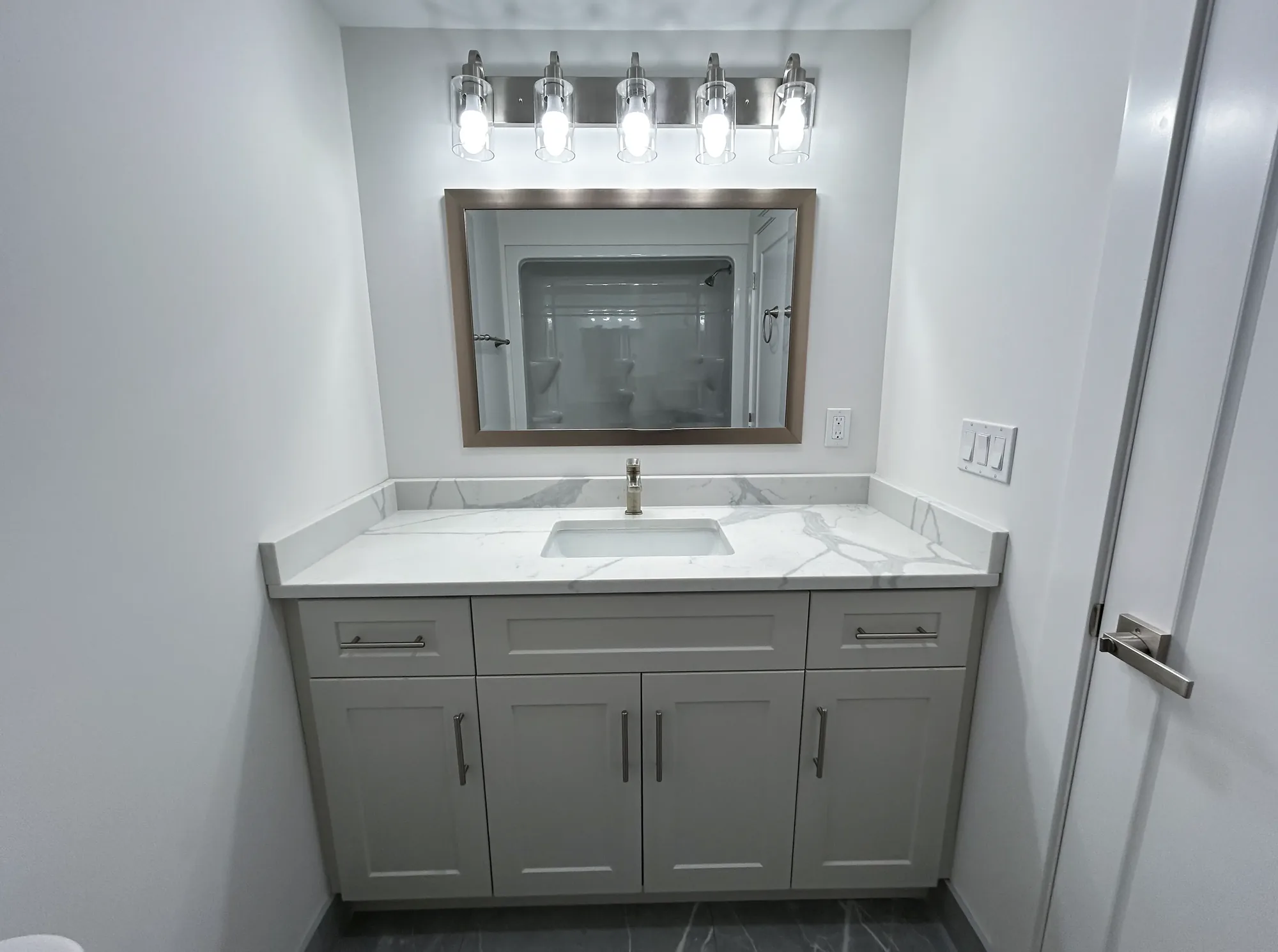 1485 Erie St Apartments, Bathroom #3